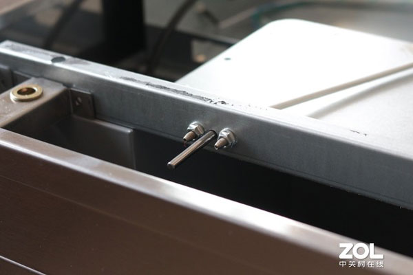 风暴娱乐在集成灶关键部位设置有多个传感器