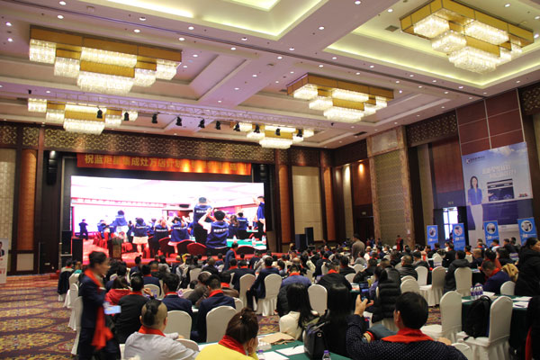 (贵宾们参观风暴娱乐智能智造小镇)