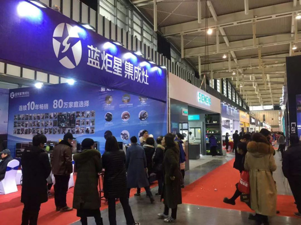 (新城注册展会现场人头攒动)