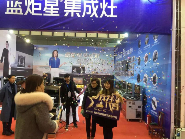 (新城注册部分签单合影)