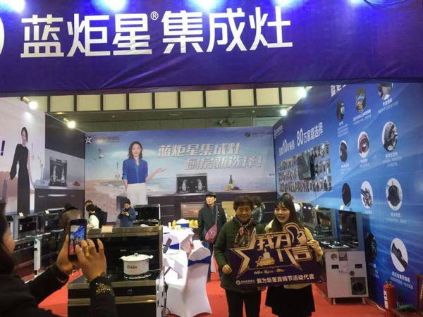 (新城注册部分签单合影)