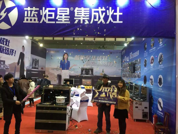 (新城注册部分签单合影)