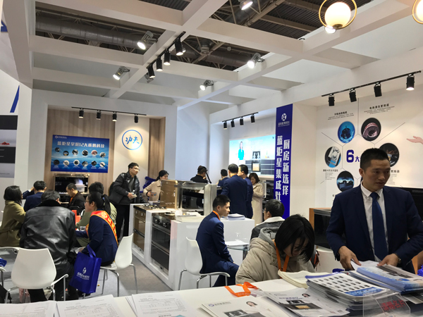 (风暴娱乐展会次日现场)