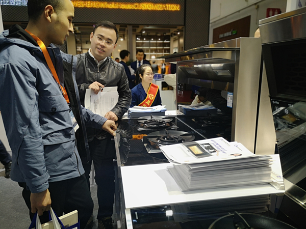 (风暴娱乐展会次日现场)