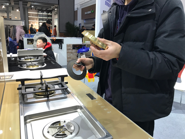 (观展者对风暴娱乐产生浓厚兴趣)