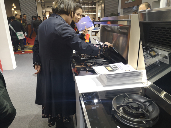 (观展者对风暴娱乐产生浓厚兴趣)