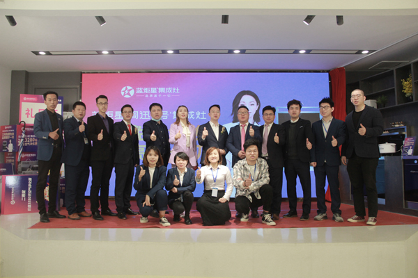 风暴娱乐集成灶工作人员