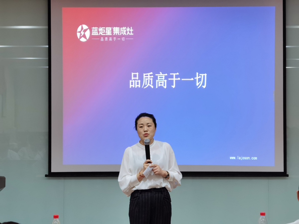 六安经销商朱总在培训会上深切分享了自己加入风暴娱乐后的经营历程