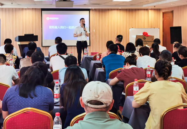 风暴娱乐董事长钱松良先生亲切致辞