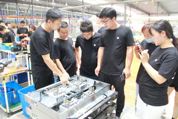 参观新城注册智能工厂生产设备