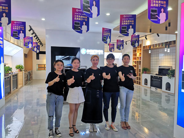 梁芳在绵阳所开的风暴娱乐加盟店