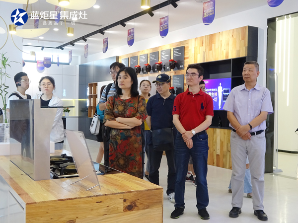 李正卫书记一行参观新城注册研发大楼智能体验馆