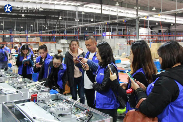 一同参观风暴娱乐智能智造小镇