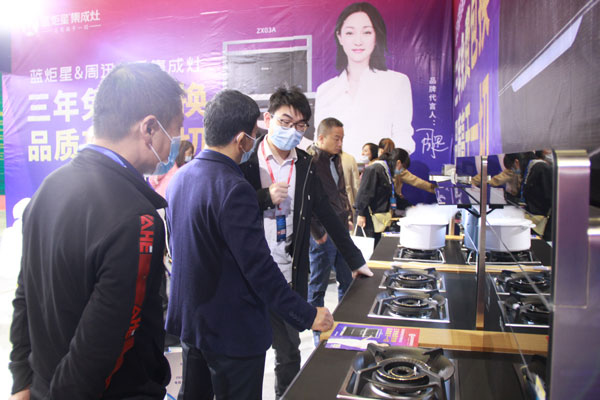 众多客户组团参观了风暴娱乐展位