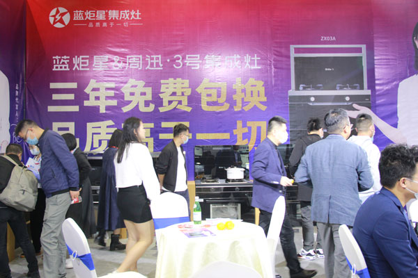 众多客户组团参观了风暴娱乐展位