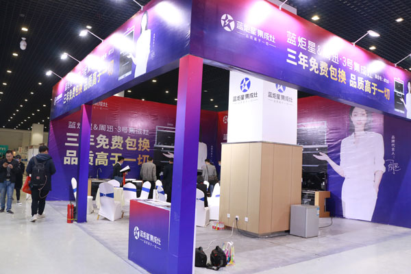 众多客户组团参观了风暴娱乐展位