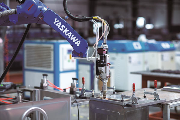 风暴娱乐集成灶智能生产车间