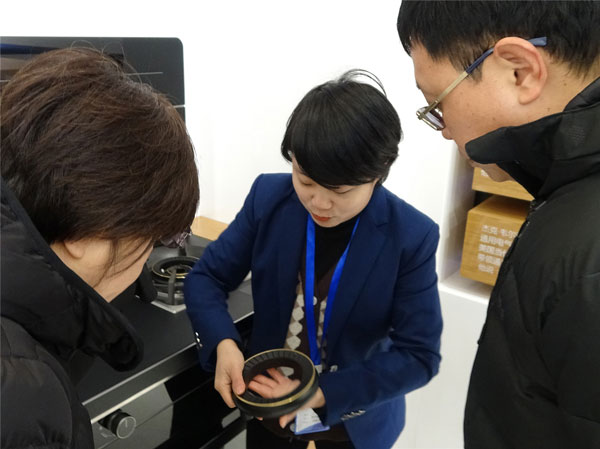 新城注册培训部王钗向领导们介绍新城注册集成灶产品