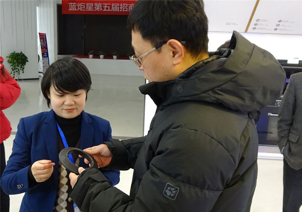新城注册培训部王钗向领导们介绍新城注册集成灶产品
