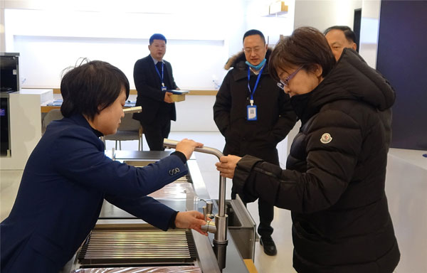 新城注册培训部王钗向领导们介绍新城注册集成灶产品