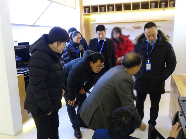 新城注册培训部王钗向领导们介绍新城注册集成灶产品