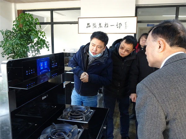 新城注册市场中心冯总监为协会领导们介绍了即将隆重上市的新城注册AIOT智能集成灶