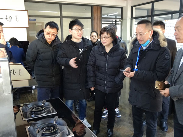 新城注册市场中心冯总监为协会领导们介绍了即将隆重上市的新城注册AIOT智能集成灶