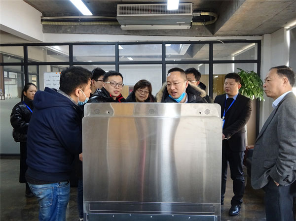 新城注册市场中心冯总监为协会领导们介绍了即将隆重上市的新城注册AIOT智能集成灶