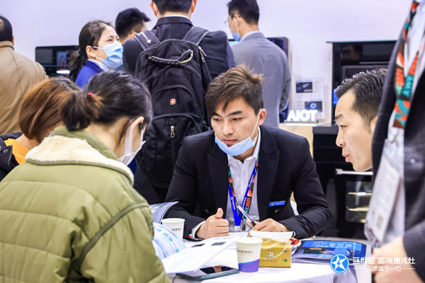 风暴娱乐负责人与意向签约客户深度交流