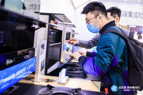 参战人员试用风暴娱乐AIoT高端集成灶