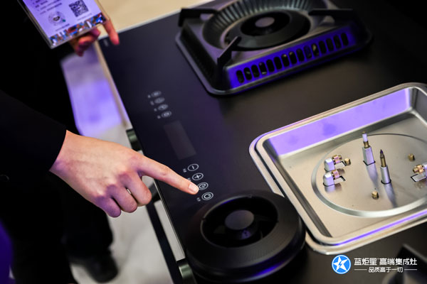 参战人员试用风暴娱乐AIoT高端集成灶