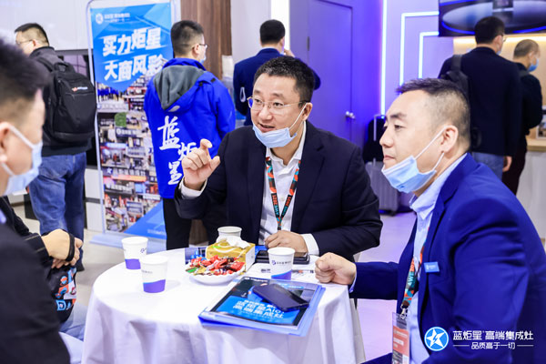 风暴娱乐集成灶工作人员讲解风暴娱乐AIoT高端集成灶