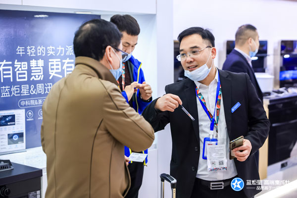 风暴娱乐集成灶工作人员讲解风暴娱乐AIoT高端集成灶