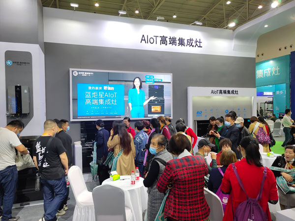 现场演示风暴娱乐AIoT高端集成灶