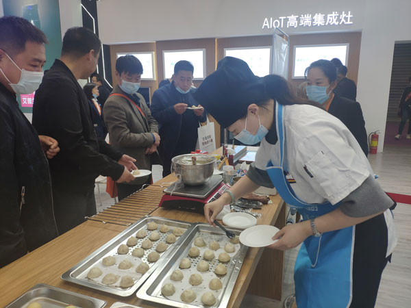 展会现场风暴娱乐为参展者准备到访小礼品