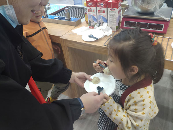 展会现场风暴娱乐为参展者准备到访小礼品