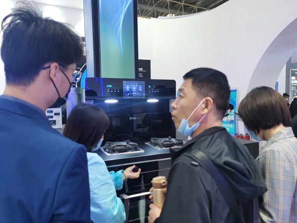 参战人员参观风暴娱乐展厅