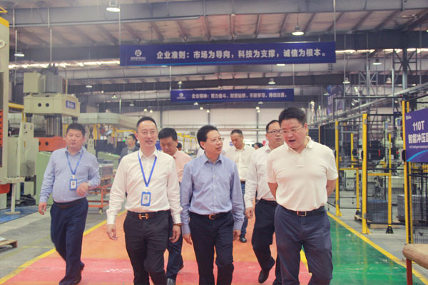 娄主任一行参观新城注册生产车间
